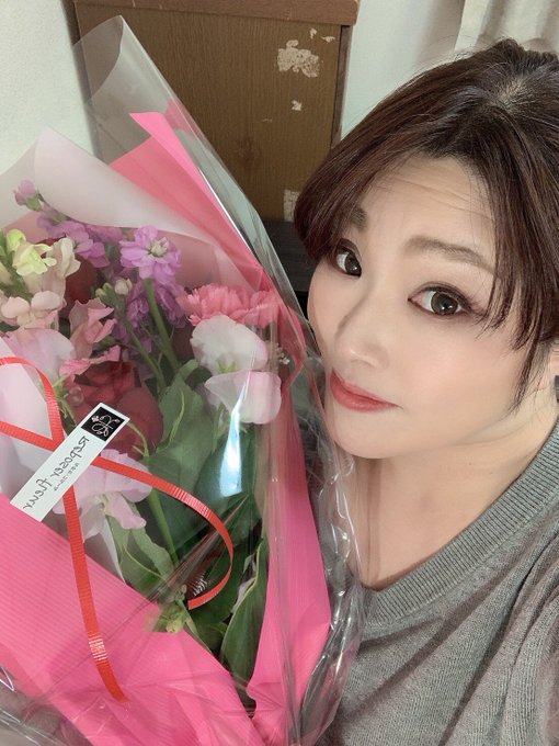 グローバルメディアさんの撮影でした。 おなじみのクルーみなさん、プロデューサーさん、監督さん、デビューからお相手してくた男優さん達、カメラマンさん、メイクさん長きに渡り本当にありがとうございました❤️ 最後はサプライズ泣かされた（笑） ステキで優しい現場。 感謝しております✨
