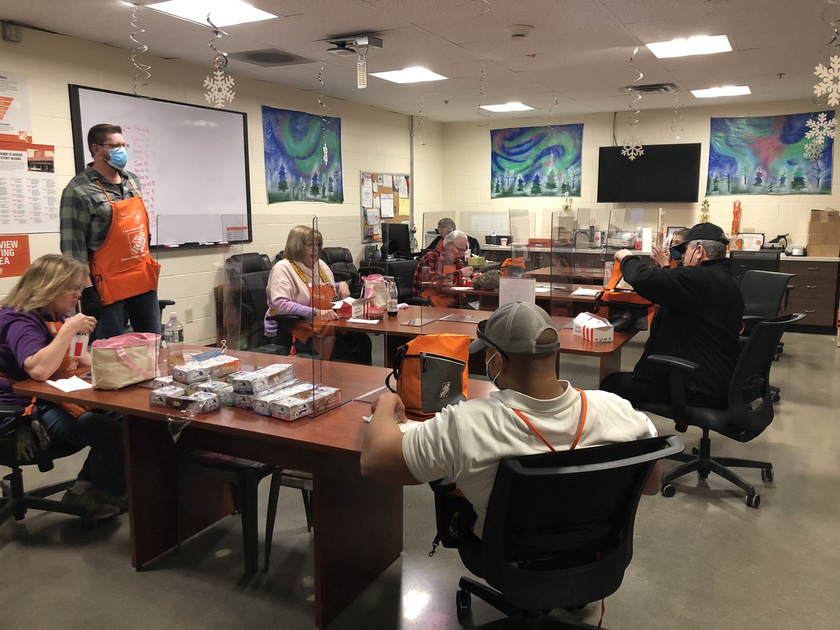 supatufpinkpuf's tweet photo. Great day at @PburgHD0931 today! Got to hang out with the InFocus Team and talked about how much #SafetyIsPersonal while they had their Appreciation lunch 🧡 and I got to recognize Dom and Howie for working “Beary” safe 🧸#NJMSafetyInAction @dor7ioan @tmccarthy095 @JennNJM https://t.co/hwZLlBQk6X