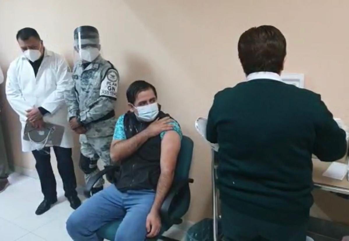 JMCarrerasSLP's tweet photo. Hoy fuimos testigos de un momento fundamental en la lucha de instituciones y sociedad contra la pandemia del #COVID19: el inicio en #SLP de la vacunación al personal de salud que ha estado al frente de esta batalla para preservar la salud y la vida de los potosinos. https://t.co/qKURy5HysT