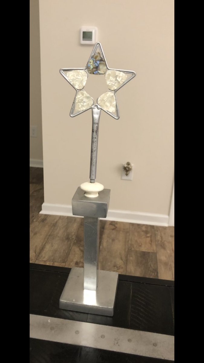 AprilPaigeFA's tweet photo. The next letter for my recycled sign! The ‘i’ is made with all a old candle holder, a drawer pull, no idea what the metal star piece might be from (thrift find) and guitar picks I had already. More to come! #recyclesign, #signfun, #DIYprojects, #uniqueinteriors, #uniquedesigns https://t.co/VtexC5uprh
