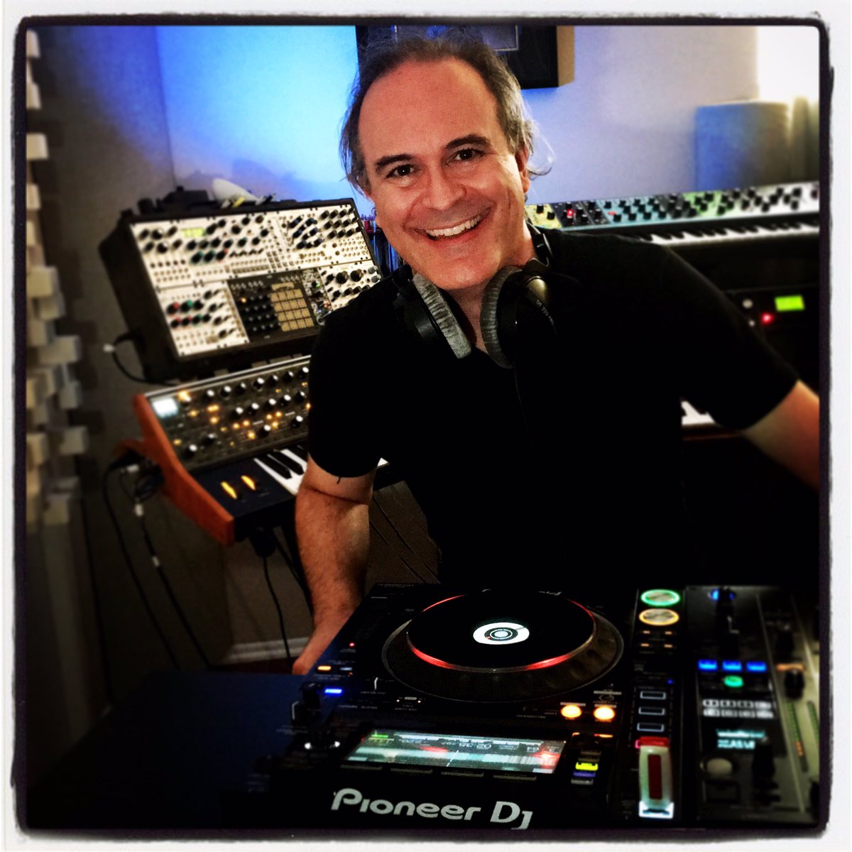 utadeer's tweet photo. Hi friends—the next few weeks are in high gear as Producer/DJ! More details to follow:
Sat Jan 16-Livestream House/Dance Party #Bay94Club
Fri Jan 22-Hans Zimmer’s “Wonder Woman” theme remix drops
Tue Feb 2- Dark Techno livestream #KronosClub
And more to be announced very soon! https://t.co/JcNwxFODwe
