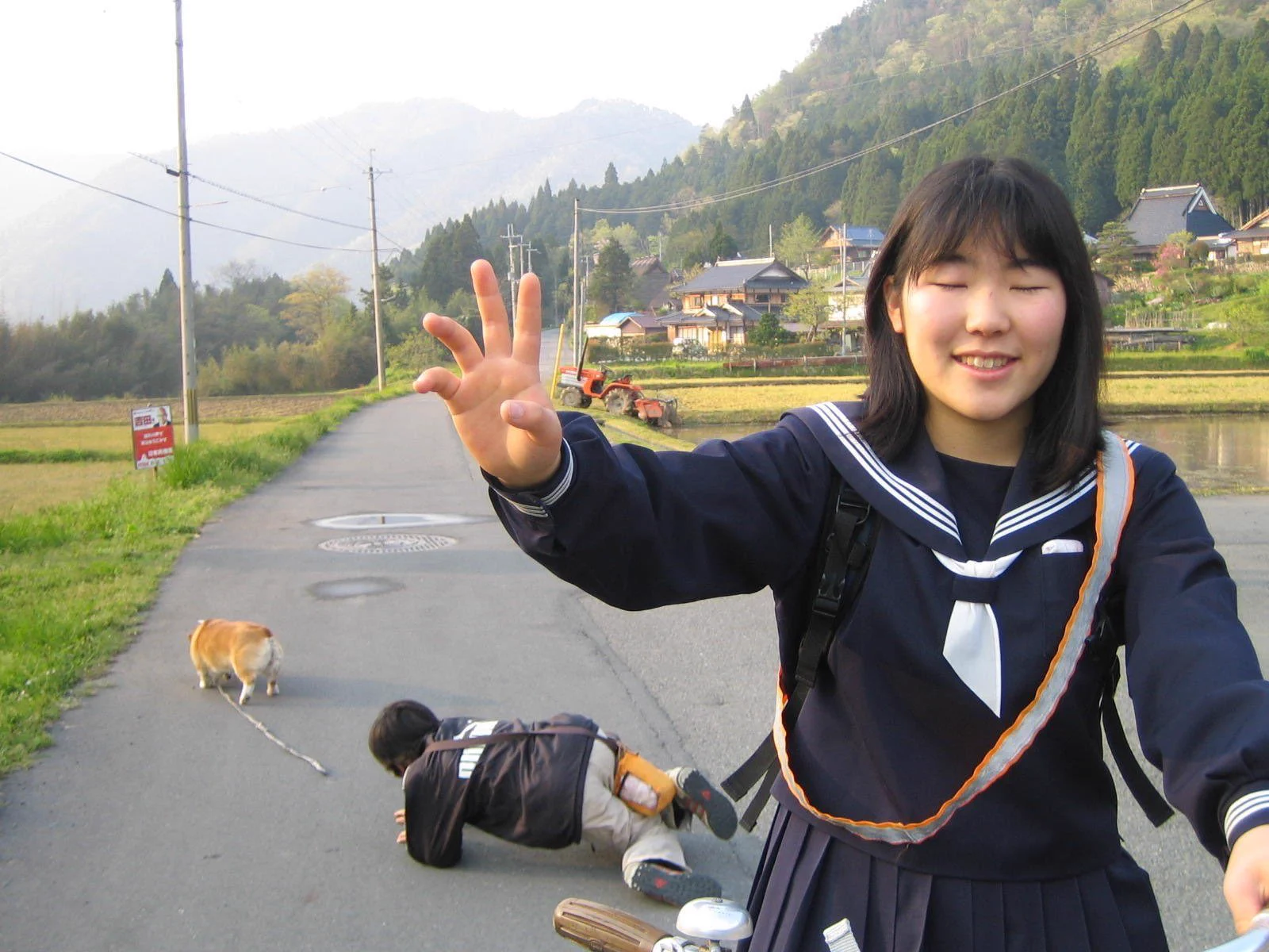 後ろが気になって仕方ない？情報量が多い画像たちwww