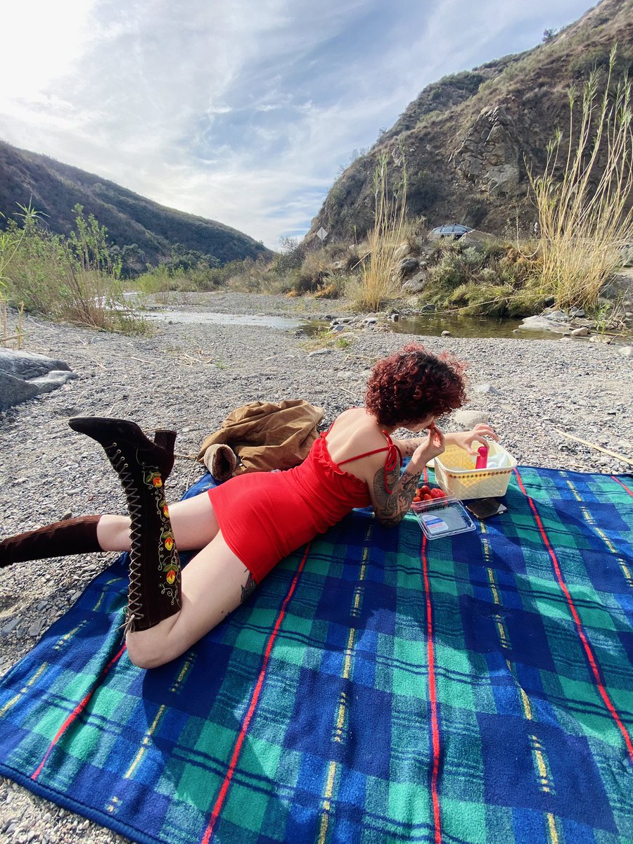 VivvGoddess's tweet photo. Let’s go on a picnic, I’ll bring the snacks 👅 https://t.co/nBGi1dbGmQ