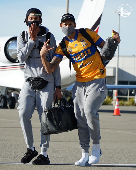 warriors's tweet photo. Flyin’ to the Mile High City ✈️ https://t.co/bJYIFIqq3t