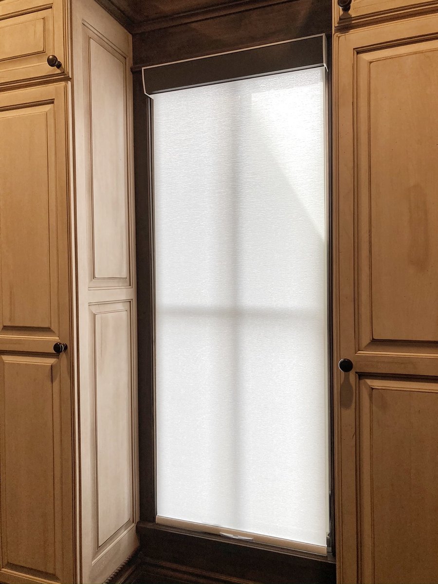 SchammerhornInc's tweet image. Take a look at the top of this shade - the dark cassette hides away when the shade is raised! This is just one of many details our consultants can help you with on your next project 🤩

Shade &amp;amp; Install: @SchammerhornInc

#itsallinthedetails #eyefordesign #rollershades