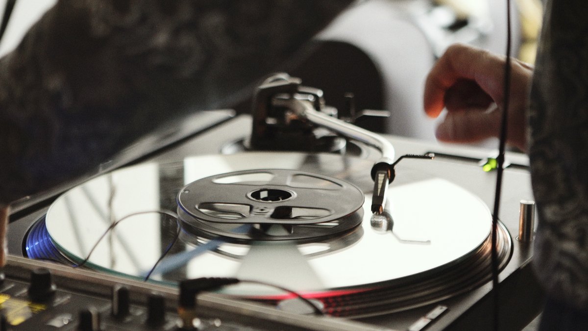 TheVinylFactory's tweet photo. Imaginary Landscapes: The turntable as instrument
https://t.co/wmr0uowmUw https://t.co/jm5HJDfcGF