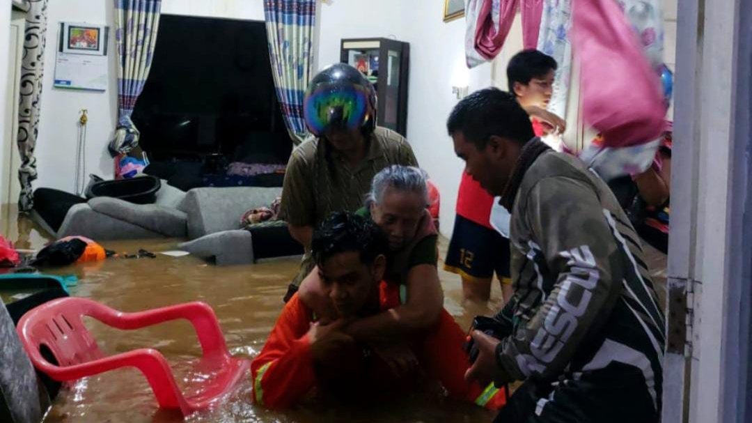 kanalkalimanta1's tweet photo. BANJARBARU MENCEKAM. Banjir Muncul Bersamaan, Tinggi Air Mencapai Setengah Bangunan Rumah! https://t.co/rEaJSEee1X https://t.co/RRUnoileup