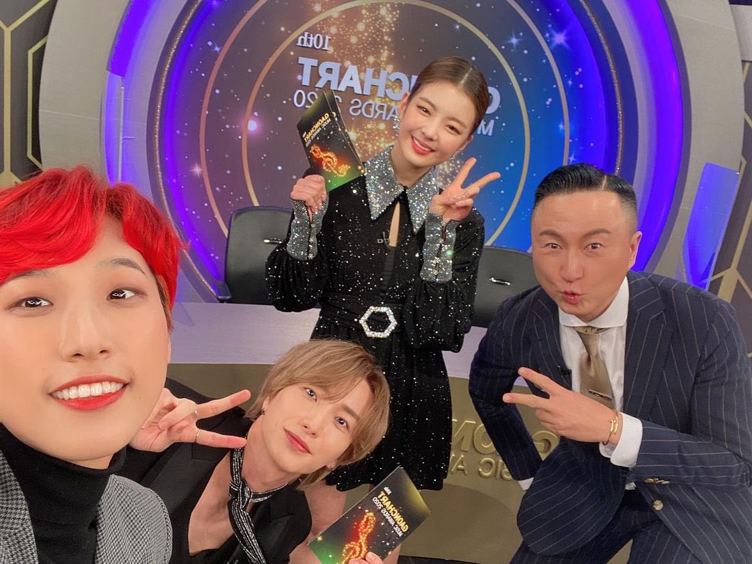 only4itzy's tweet photo. [INSTAGRAM] 📷

Actualización de @.happy_jae_jae con Lia y los demás MCs de los Gaon Music Awards.

🔗: https://t.co/9bclGrQ9ou

@ITZYofficial #ITZY #있지 #LIA #리아 #itzMCLia https://t.co/bO1lybwWPv