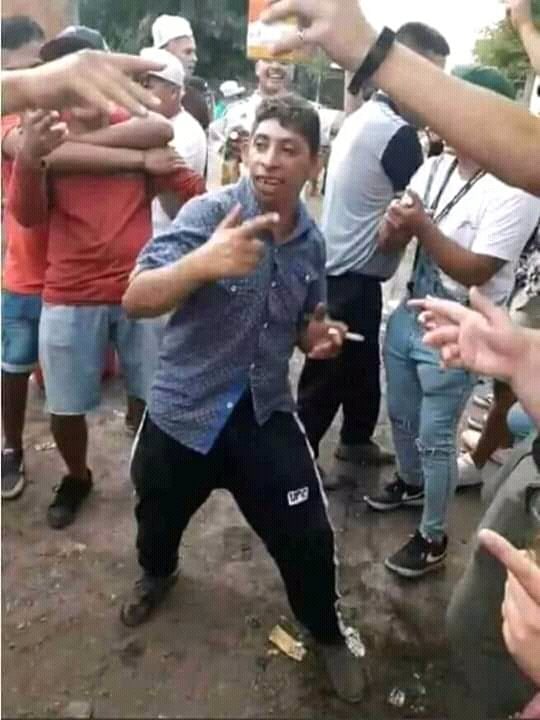 LaGrondonaTwitt's tweet photo. Los hinchas de Boca anoche / Los hinchas de Boca ahora https://t.co/sWew0AzRKB