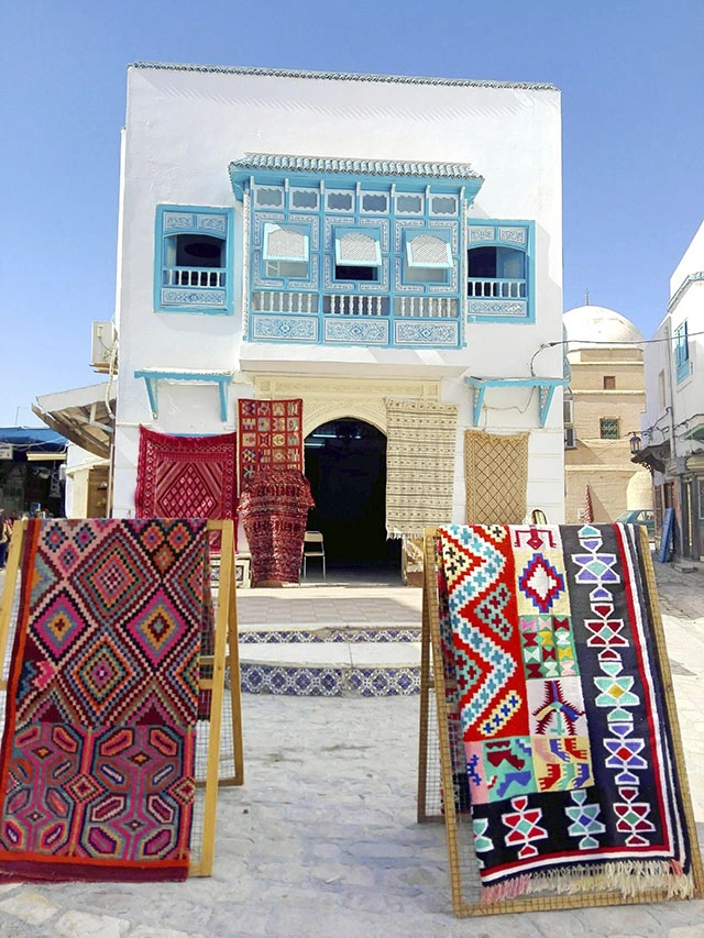 As some of my friends on here know, I’m a Tunisian who was born and raised in Saudi Arabia.I have emotional ties to both countries so I decided to make a thread comparing their lifestyle & culture (similarities & differences)!Photos: Tunisia on the Left & KSA on the Right!