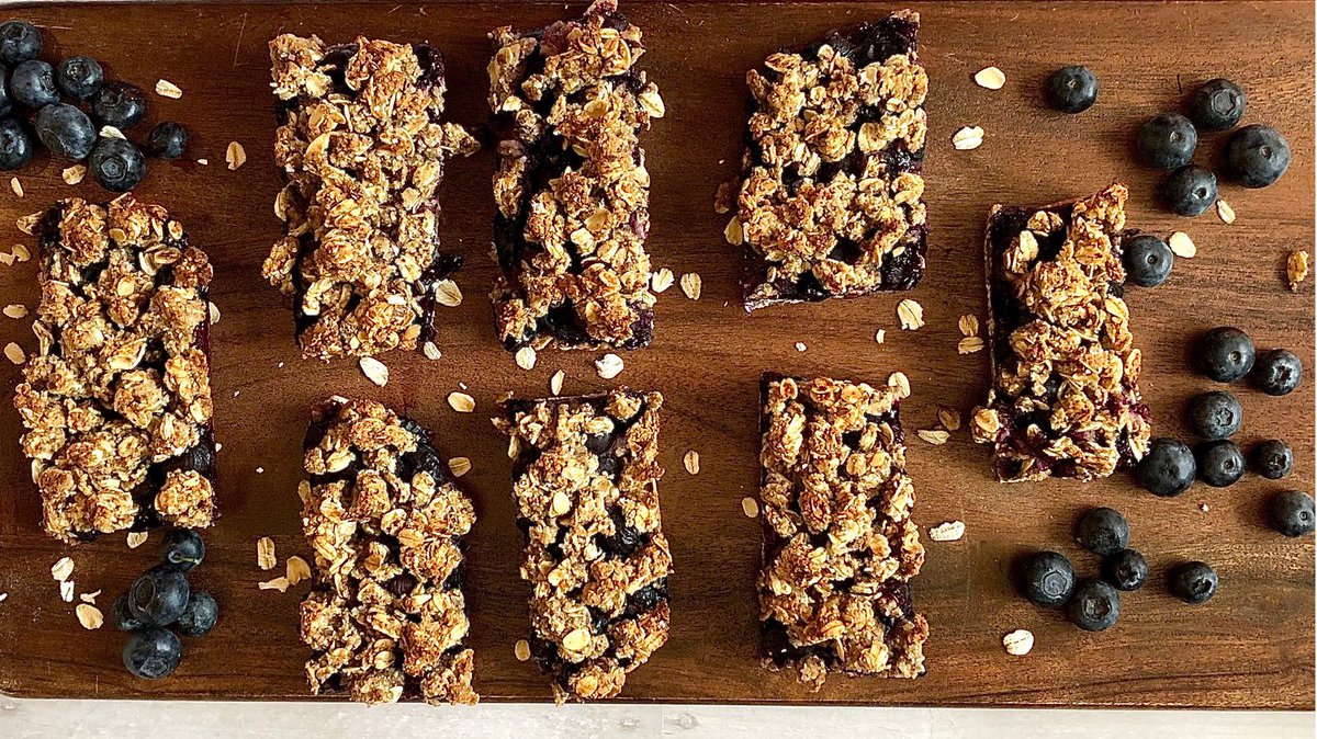 Celebrating #nationalglutenfreeday with these Blueberry Oatmeal Bars! 💕

healthywithachanceofsprinkles.com/healthy-bluebe…
•
•
•
•
#glutenfree #dairyfree #plantbased #organic #vegetarian #cleaneating #veganfoodshare #realfood #celiac #wholefoods #whatveganseat #cleaneats #healthyfood #healthyeating