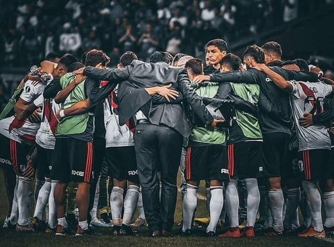 PonzioLeoDanieL's tweet photo. Si hay que morir, que sea siempre así de pie y con la frente bien alta. Dándolo todo hasta el último minuto. Vamos River. https://t.co/wv69pOCTvz