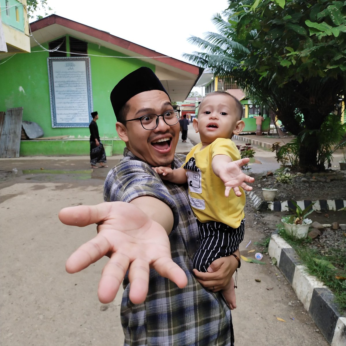 YusrizalBungie's tweet photo. Beginilah kira-kira ekspreai papa muda kalau sedang have fun bareng anak-anak.
#papamuda https://t.co/Yf2tQpKzhW
