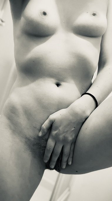 Une petite douche avec moi ? 😛 https://t.co/IvjrAG2MO2<a href="/tag/lingerieaddict"class="tags"><span>#lingerieaddict</span></a>