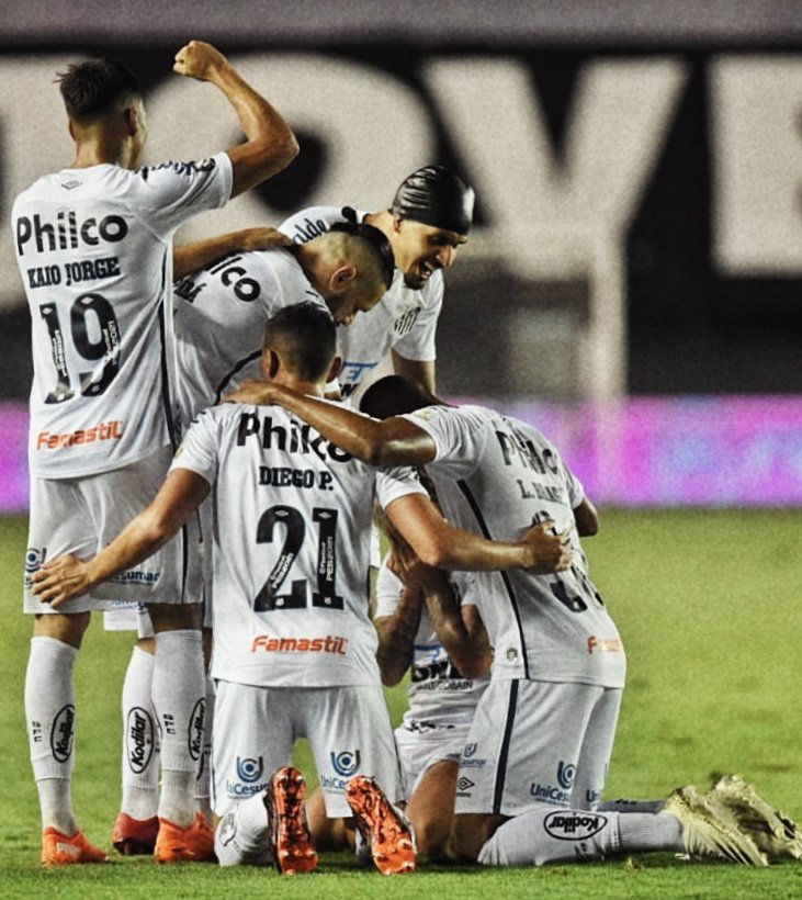DoentesPFutebol's tweet photo. Foi impressionante a garra desses caras na Libertadores. Superaram expectativas e dificuldades, vestiram a camisa e podem ao fim tornar o clube o maior campeão brasileiro da Libertadores. Parabéns, @SantosFC 👏🇧🇷 https://t.co/Yg1dgRiACH