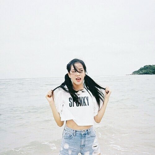 kim jisoo as pretty clouds; a thread 