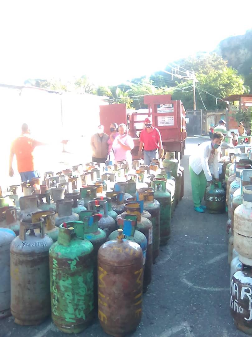 Hoy atendimos a 7 Clap de La Floresta, municipio Valera con la entrega de 1.763 cilindros, que se traduce en 50.729 litros de GLP favoreciendo a 1.698 familias, gracias al pdte <a href="/NicolasMaduro/">Nicolás Maduro</a>, al pdte de <a href="/gas_comunal/">PDVSA Gas Comunal S.A.</a> Jacob Grey y Gobernador <a href="/RangelSilva4F/">Rangel Silva</a>,  <a href="/GasTrujillo/">Trujillo Gas Comunal, C.A.</a>  <a href="/LEDYT1/">LEDY T</a>