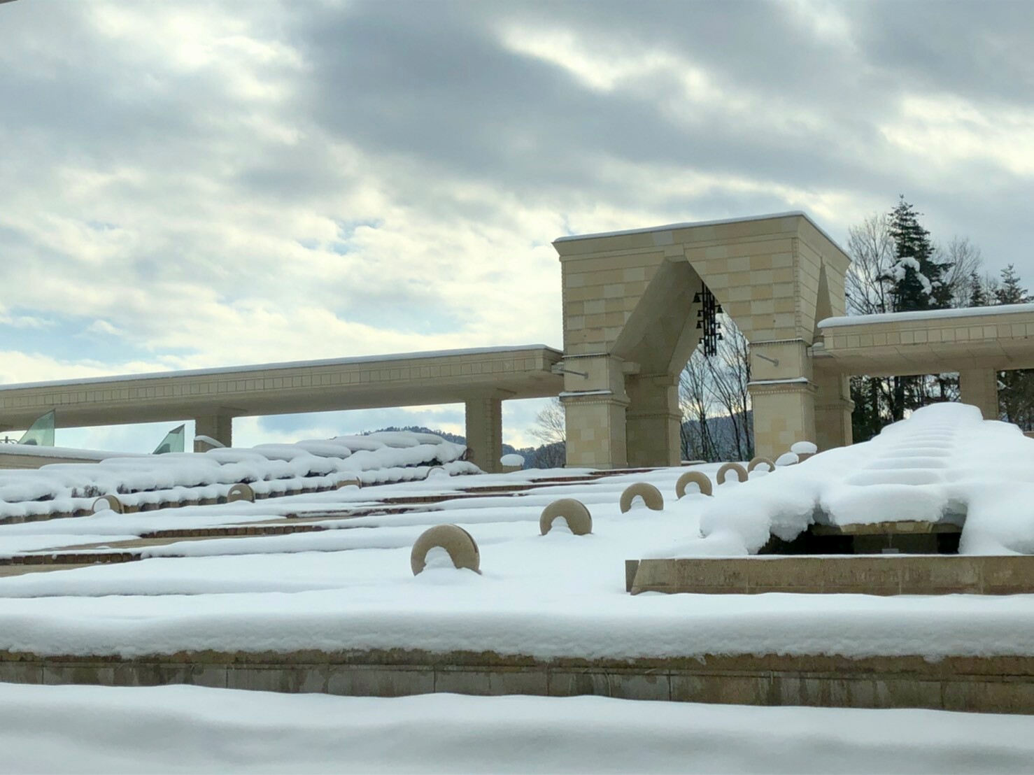光ミュージアム 気温が低いので 雪が凍ってカチカチです 光ミュージアム 岐阜 高山 高山観光 飛騨高山 アート 芸術 美術館巡り インスタ映え 写真好き カメラ女子 建築 建築好き 建築女子 雨の日 ピラミッド パワースポット
