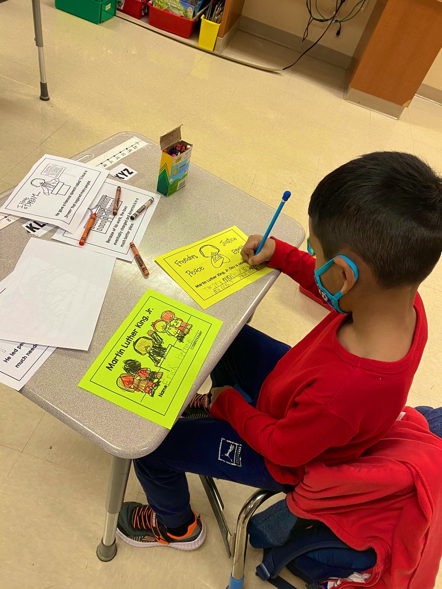 Consuel34859748's tweet photo. Honoring Dr. Martin Luther King, Jr. by having our kinder bilingual students at #HighlandHeights learn about segregación,luchar y, igualdad. #MLKEducation #MLKIhaveadream
#MLKDay2021 ✌️✌🏿✌🏽✌🏼✌🏾
#BilingualKinder https://t.co/etE6zmHYBh