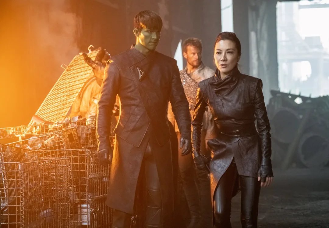 starfleetboy's tweet photo. “You think you’re two steps ahead of us but you’re not. I don’t know why you’re even bothering, I keep telling you you’re too stupid.” - Emperor G to the dumb/hot Orion nephew. #DISCO306 #StarTrekDiscovery #Orions https://t.co/8PxwDbEksg