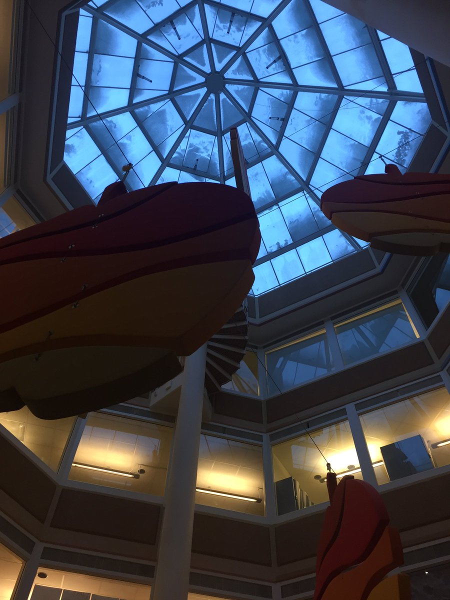 Nu börjar medarbetare och elever komma till skolan och vi har snö på glaskupol och skolgård. Så roligt det blir med rastaktiviteter och fritidsverksamhet nu när vi kan ha snö som lekmaterial☃️. I #Olweus tänker vi på vad som är roliga snölekar och vad som blir oschysst. #solskol