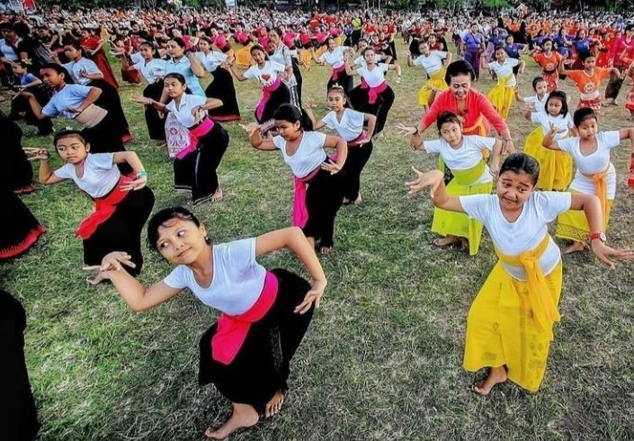 Gita_Gina_'s tweet photo. Indonesia bangga memiliki kekayaan alam dan budaya
Dimulai sejak dini belajar menari untuk melestarikan budaya yang dititipkan oleh leluhur
Tarian khas bali tetap dijaga dan dilestarikan agar tidak punah di kemudian hari🌺

Salam budaya dalam balutan keindahan
#PuspitaNagari🌺🙏 https://t.co/Fng7JQyAYt