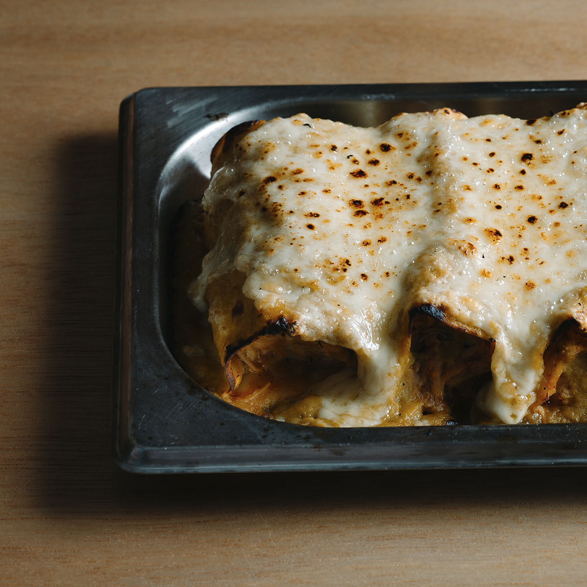 Canelones gratinados rellenos de pavo, salsa de cacahuate y chile manzano. Disponible en nuestro menú para llevar. Envíanos un mensaje al  📲 221 592 4145