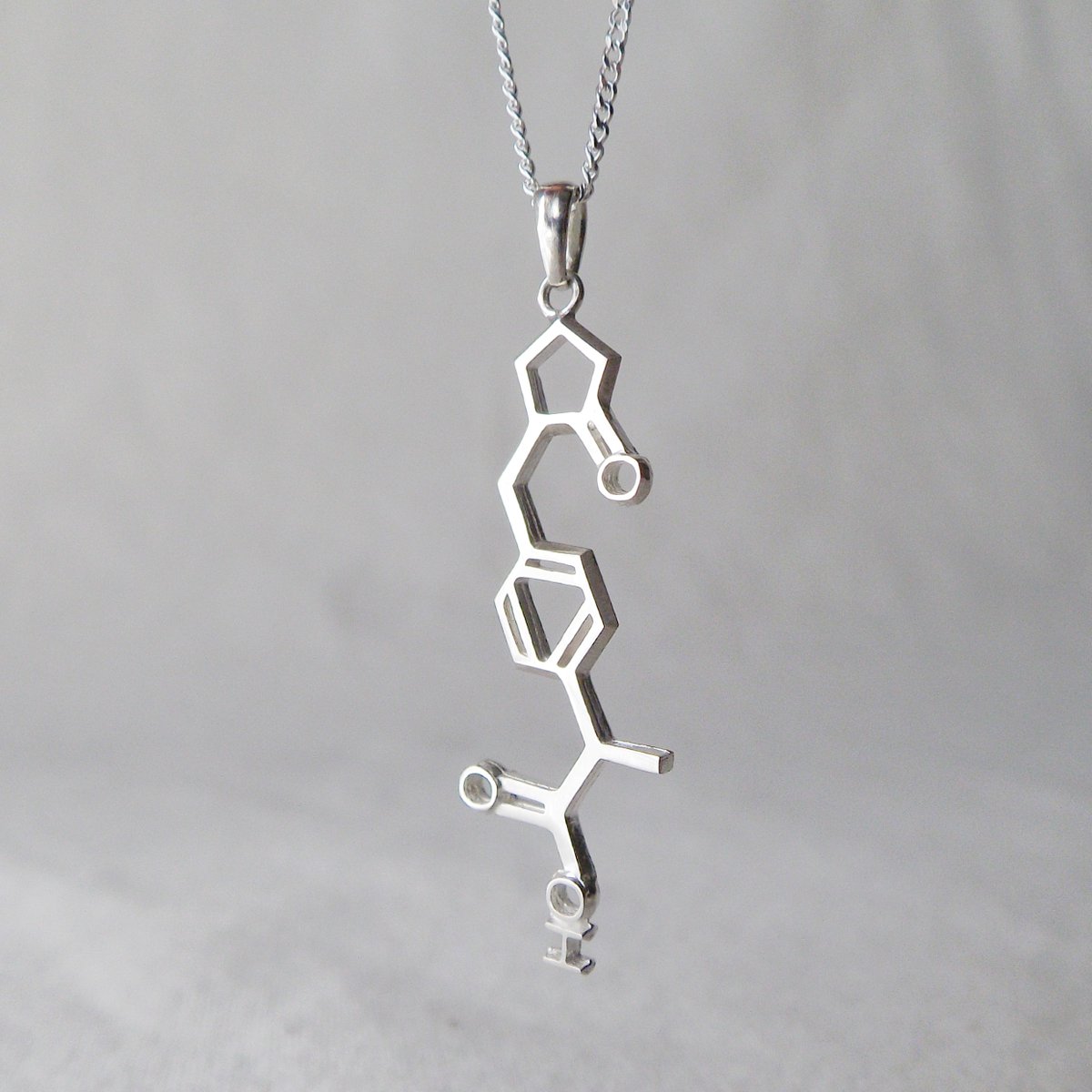 舎利猫 痛みを和らげてくれる物質を胸元に常備 Unclarus さんの化学式アクセサリー 繊細な形でキラリと光る幾何学模様のように楽しめます ロキソプロフェン アセトアミノフェン アセチルサリチル酸 モルヒネ T Co Wernk4poqe