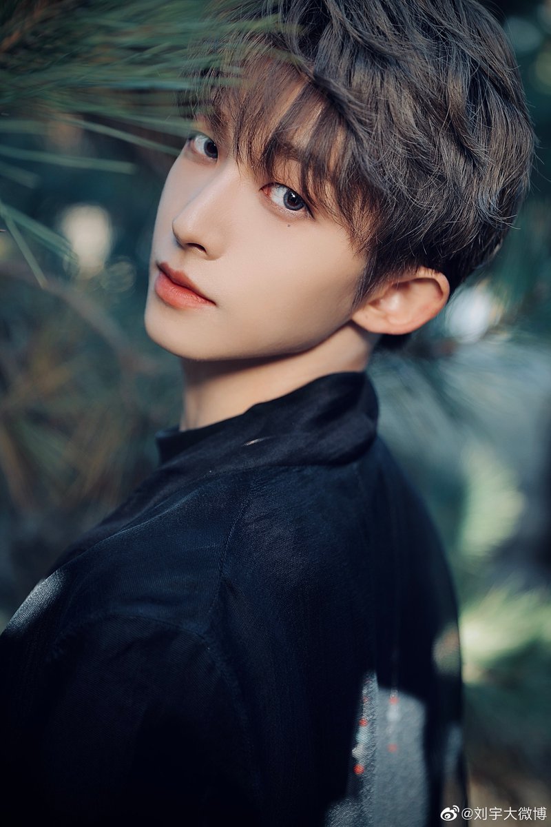 刘宇- liu yu- 2000.08.24- from hefei, anhui- communication university of china, performance dept c/o 2020- dual degree in music & theater- goes to beijing dance academy- under bilibili- participated in the chinese youth #刘宇  #创造营2021  #Chuang2021  #创4  #ProduceCamp2021