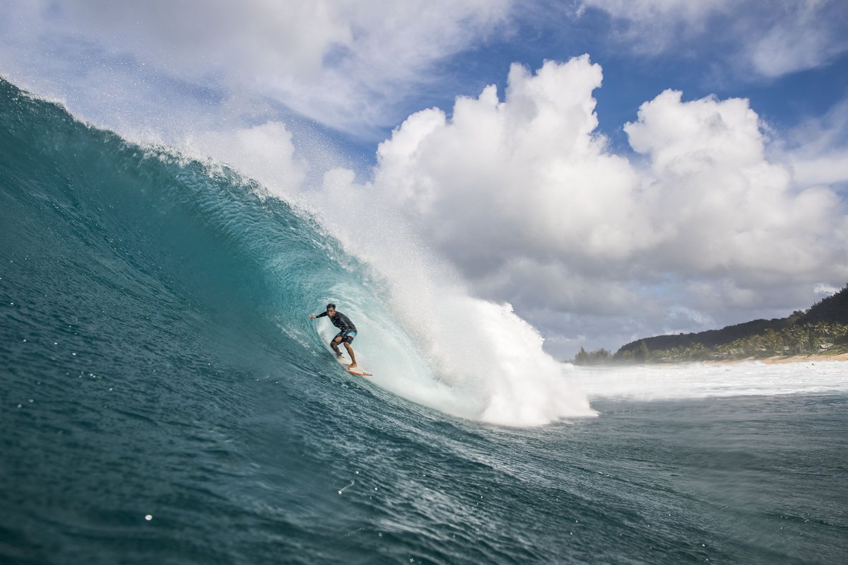 Eli Olson hitting the express lane. 6'6 Ducksnuts
📷 @badboyryry_ #Haleiwa

dhdsurf.com/travel/