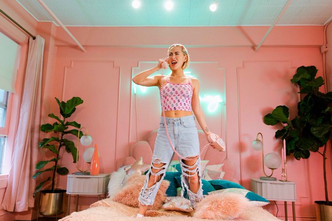 uh hello? covid-19? i&rsquo;m gonna need to speak to your manager. https://t.co/qcYkeivvUs<a href="/tag/trashwalker"class="tags"><span>#trashwalker</span></a>