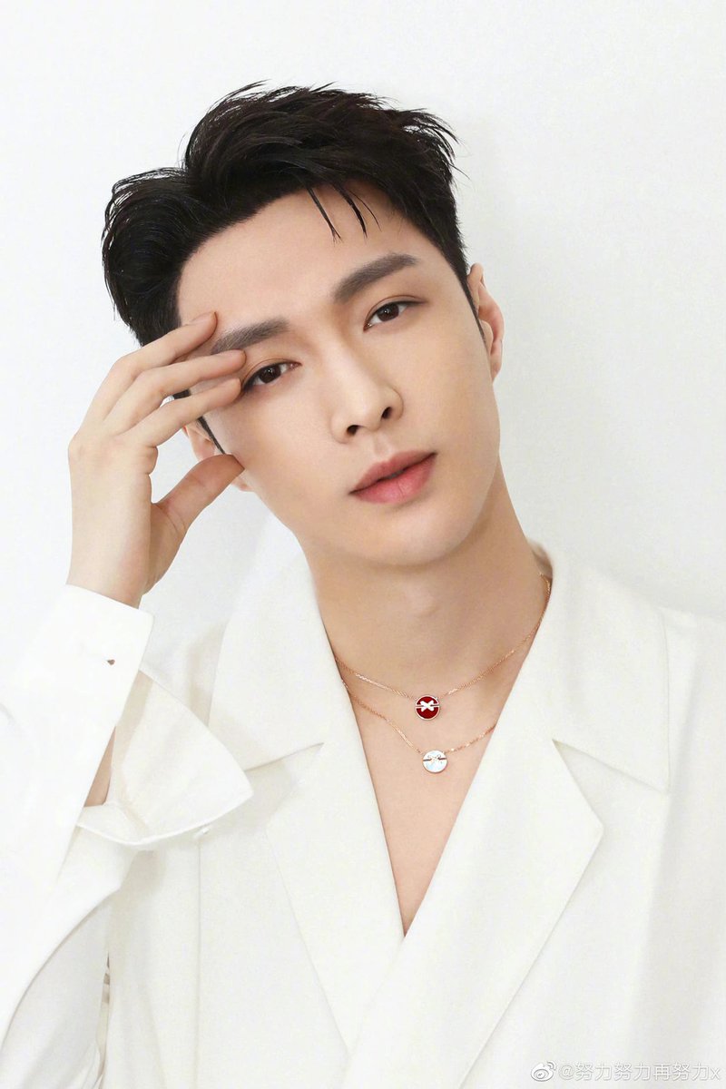 XtweetTRANS's tweet photo. 210114 Yixing’s weibo 
Chaumet x Yixing special limited engraved Liens pendant. 107 limited pieces with Xback engraved on the pendant is available now in Chaumet China. A romantic gift for the upcoming Valentine’s Day 😍
#LayZhang #Yizing @layzhang https://t.co/KQSSPtzSQB