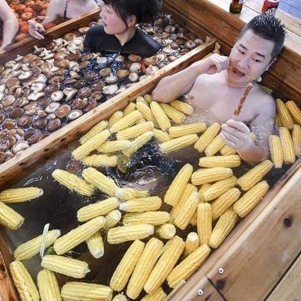 SembangKariBlog's tweet photo. Macam nak muntah hijau je tengok ni 🤮🤢
.
Hotel di Hangzhou buat promosi dekat hotel mereka, makan sambil rendam badan!!!! pergh nikmat tu

Sumber: https://t.co/Fly1DpxPmS
#bizarrefood #pelik #PKP2 #RakyatJagaRakyat https://t.co/hiDlxLFyMj