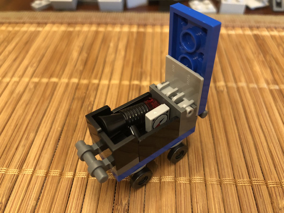 We build this little storage robot thingie. No idea what this is analogous to in the films.  #LEGO  