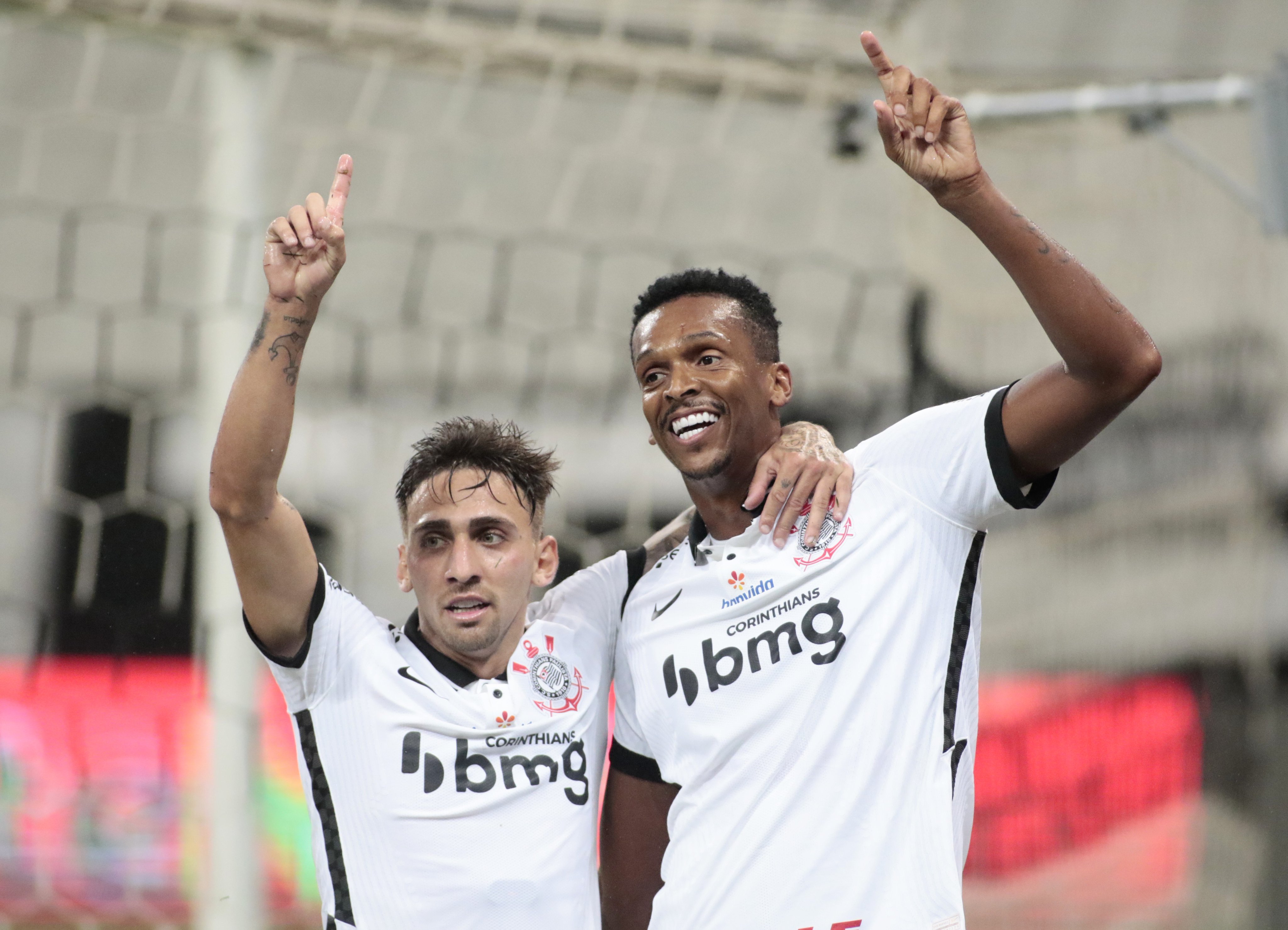 Jô comemorando o gol de número 50 com a camisa do Corinthians (Foto: Rodrigo Coca/Agência Corinthians)