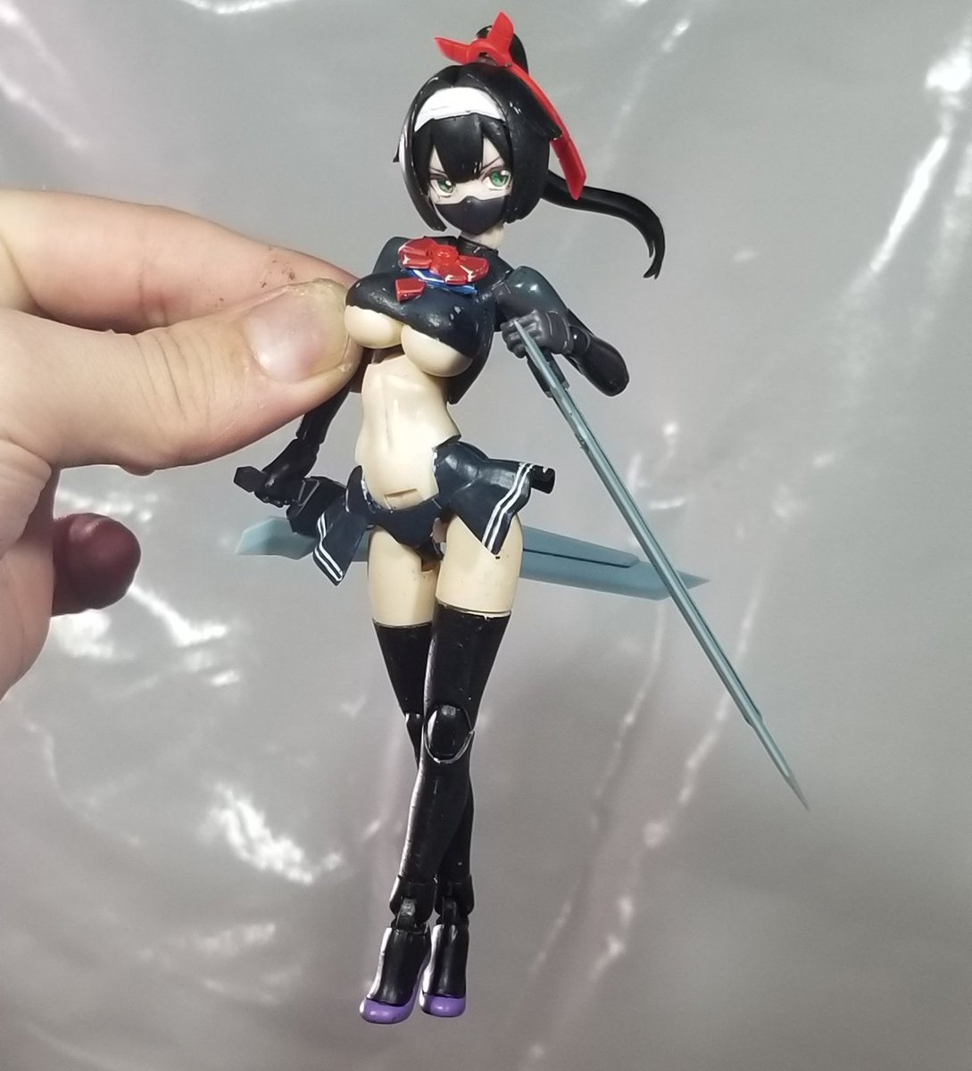 とりぴー ポーズ解説本販売中 双剣で足をクロスさせる立ち方です とりポージング