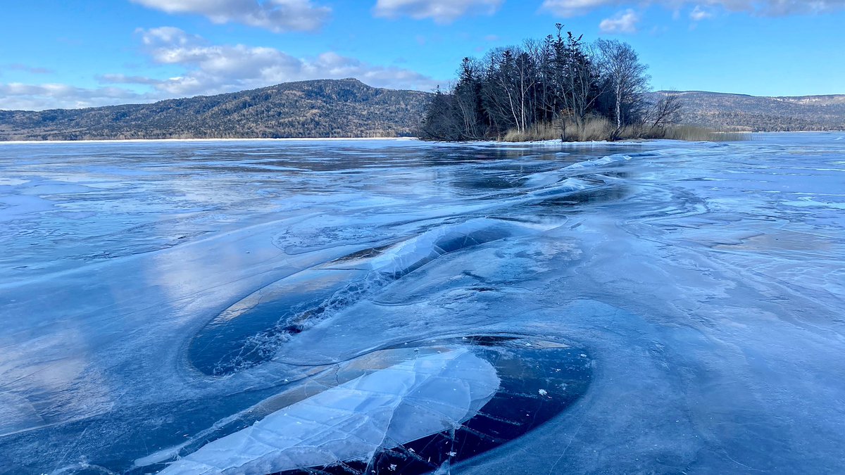 鶴雅 下澤美香 デジタルコンシェルジュ 雪が積もる前の 阿寒湖 はいろんな氷の不思議現象をみせてくれてました 寒暖差の膨張で盛り上がった氷の中は亀裂と気泡の美しい世界 時間が経つのを忘れていつまでも見入ってしまいます 自然現象を見てると