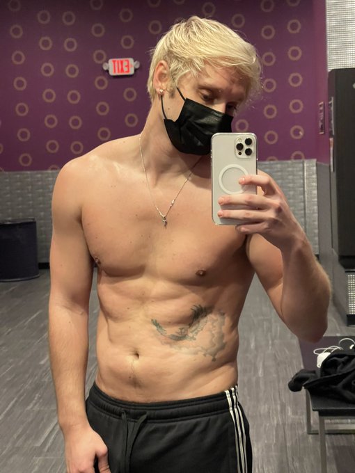 Who&rsquo;s gonna get pumped up with me?! 💪🏼 https://t.co/fSW8G0pcSR