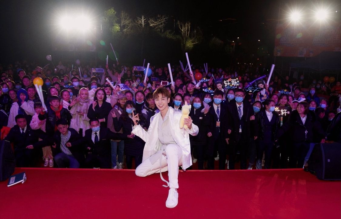 hourly zhou yixuan (@hourlyixuan) on Twitter photo 