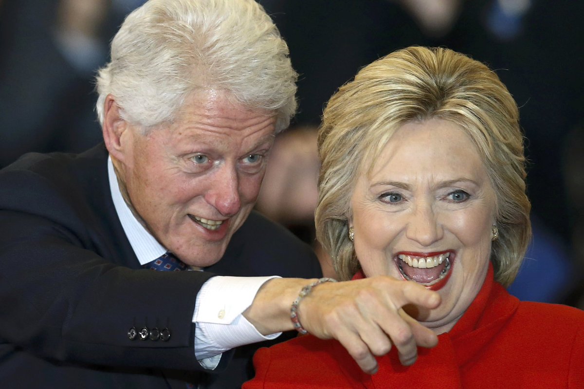 AuthorJoeNBrown's tweet photo. Hey Hillary, look over there 👉🏻..... #TrumpImpeachedTwice 😂🤣. Damn Trump.... you got #IMPEACHED Againnnnn ⁉️.... And you still have to get past the #ConvictTrump part.
#LockHimUp ⛓🚓 is going to be Caramelized or was it KARMA-lized ? #HillaryWasRight #HillaryKnows #Karma https://t.co/qrPKinWY72