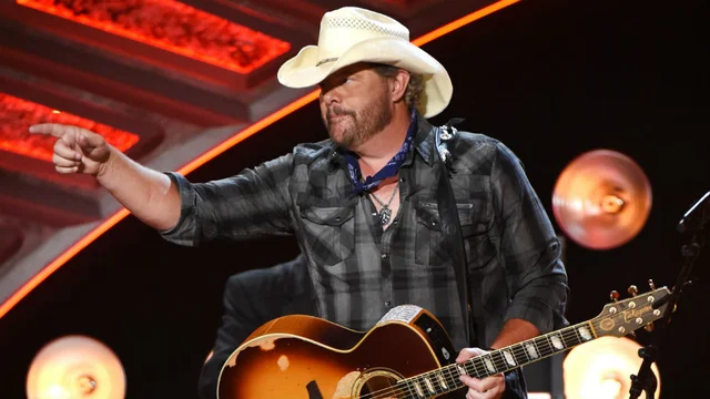 thehill's tweet image. Trump reportedly gives National Medal of the Arts to Toby Keith, Ricky Skaggs hill.cm/XsDO5Q7