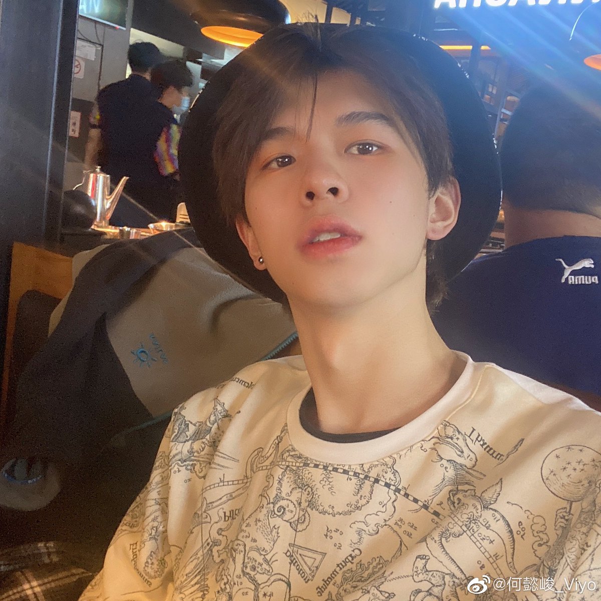 何懿峻- he yijun- 2000.11.06- from zhejiang- went to beijing contemporary music academy- under jaywalk newjoy- placed 47th in snzm #何懿峻  #创造营2021  #Chuang2021  #创4  #ProduceCamp2021