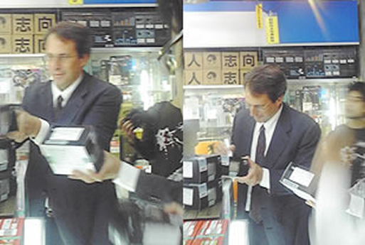 konica_tokyo's tweet photo. 秋葉原で手売りする リック・バーグマン 
ガラケの頃で画像が悪いな
#お前よくぞそんなもん撮ってたな選手権
#RickBergman https://t.co/3e1DhqZTsU