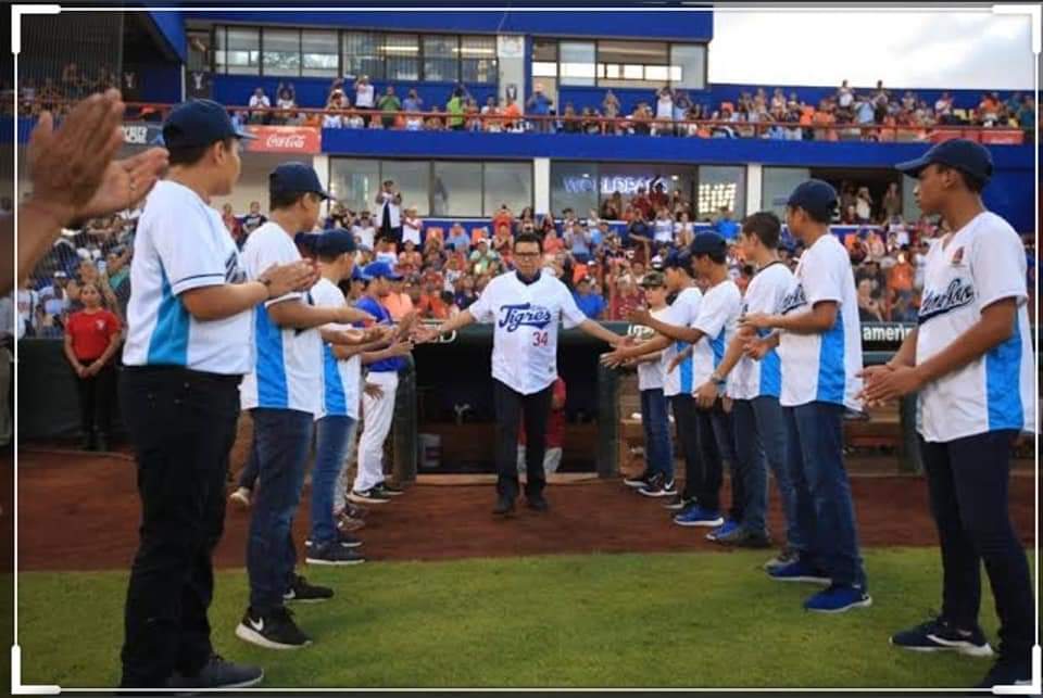 Fue hace 35 años, el 13 de enero de 1986 cuando Cancún sucumbió a la “Fernandomanía”. 
Fernando “El toro” Valenzuela inauguró el parque de beisbol que a partir de ese momento llevaría su nombre Fernando “Toro” Valenzuela. 

facebook.com/11441928668304…