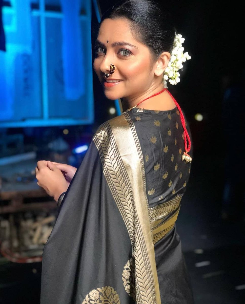 मकर संक्रात स्पेशल 🖤🖤 अभिनेत्री सोनाली कुलकर्णी @sonalee18588 #happymakarsankranti #marathicelebrities #festivemood #traditionalattire #marathikalkar #marathilimelight