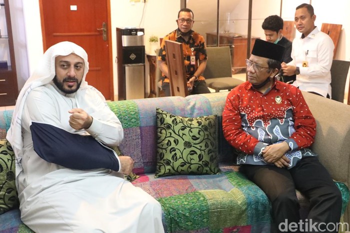detikcom's tweet photo. #Foto Syekh Ali Jaber adalah ulama besar dan penghapal Al-Quran yang lahir di Madinah. Meninggal setelah sempat dirawat di rumah sakit, mari kenang lagi sosoknya. Baca di sini: https://t.co/zcJqP83Zty

#SyekhAliJaber https://t.co/ijPxfJVB9a