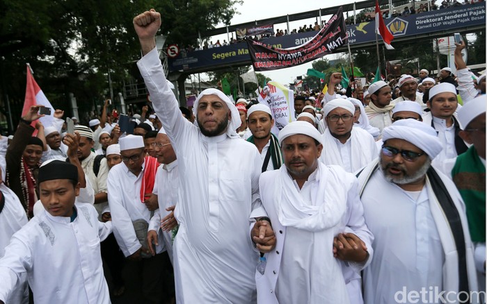detikcom's tweet photo. #Foto Syekh Ali Jaber adalah ulama besar dan penghapal Al-Quran yang lahir di Madinah. Meninggal setelah sempat dirawat di rumah sakit, mari kenang lagi sosoknya. Baca di sini: https://t.co/zcJqP83Zty

#SyekhAliJaber https://t.co/ijPxfJVB9a