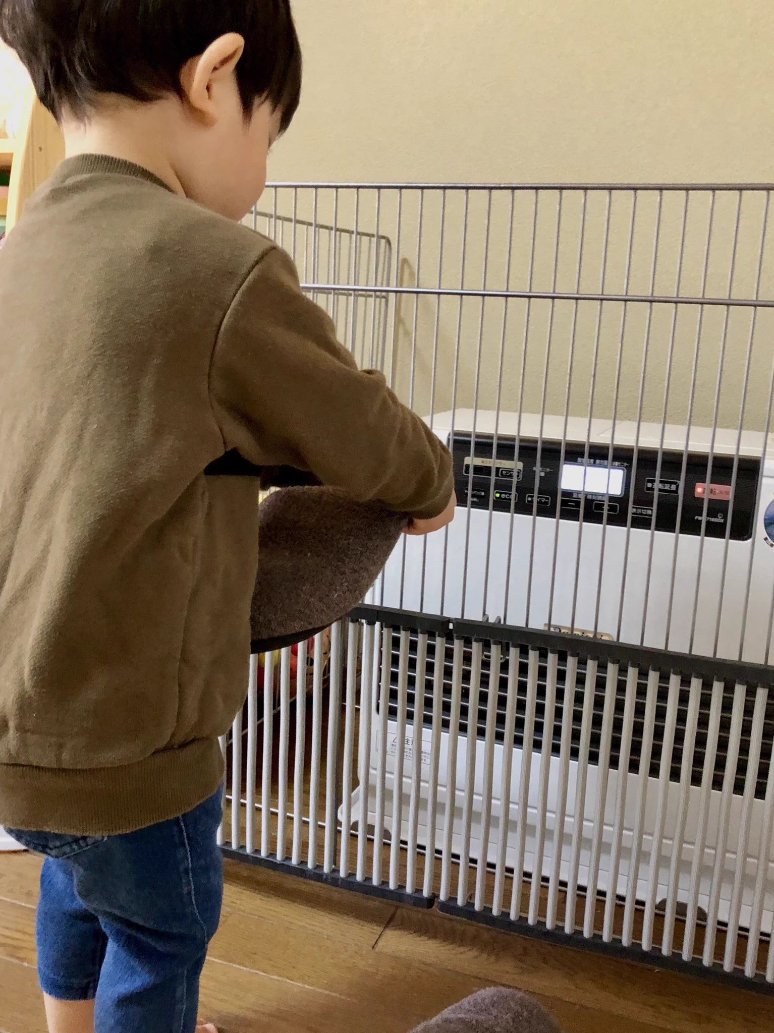 2歳の息子さんが渡してくれるスリッパが温かい理由とは？ストーブで温めてくれる姿が健気と話題に！！