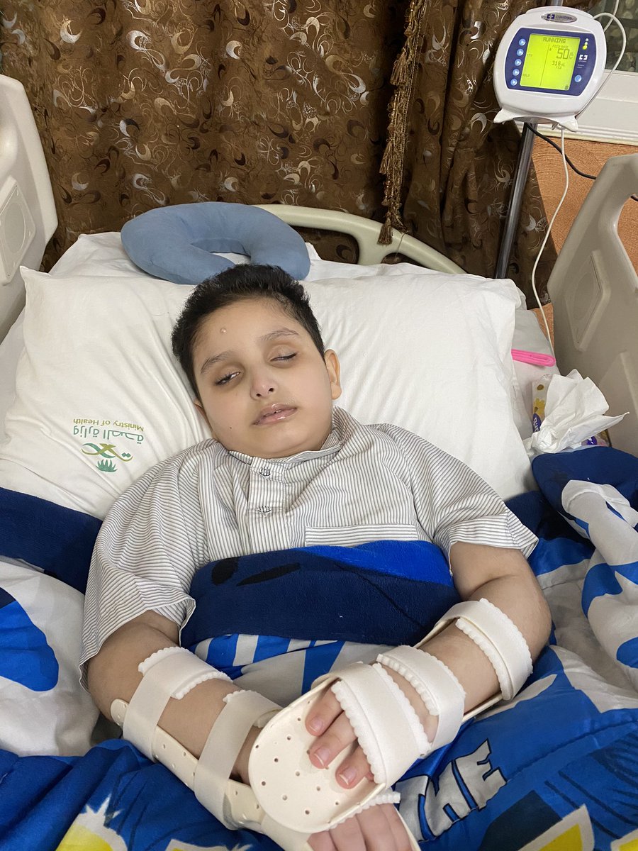 Azooo000oz's tweet photo. ياوجودي وجد من عود حدور 
عقب ماهو بالسماء حلق يطير  
وياوجودي وجد من قلبه يفور 
عايفن ماشاف في عينه يصير 
ولابيده غير حزنه به يثور   
أو يمين بفركة اليسرى تحير 
طالبك يارب تنجي من يدور 
داخله مليون همٍ به يدير@MISHALALSAUD19 @Alwaaled_NooF_0 @badrngihts111 https://t.co/O8aKrj3iHM