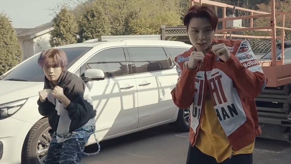 privehyck's tweet image. on another episode of johnny and haechan doing the same thing but in different sizes :